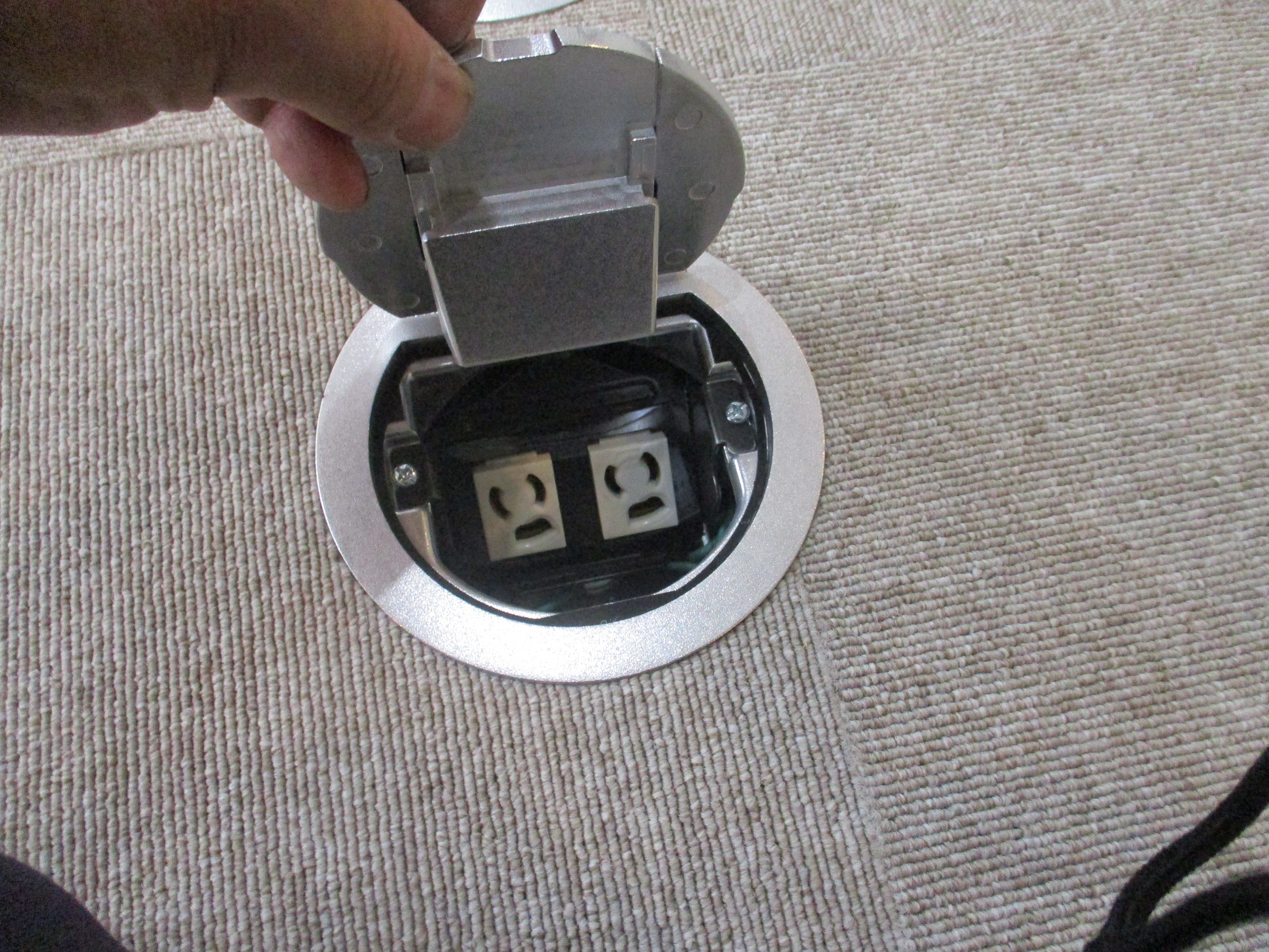 倉庫照明　LED化へ　